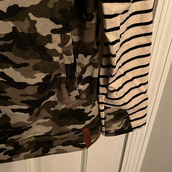Ampersand camo striped hoodie EUC Large - Picture 3 of 7